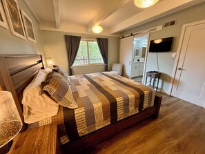 2 bedrooms, iron/ironing board, travel cot, free WiFi - Easy access to skiing & downtown Breck. Pool + hot tub. Family friendly. (Breckenridge)