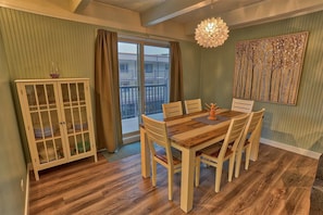 Dining - Easy access to skiing & downtown Breck. Pool + hot tub. Family friendly. (Breckenridge)