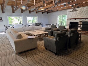 スマートテレビ、暖炉、テレビゲーム、DVD プレーヤー