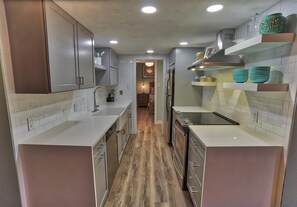 冷蔵庫、電子レンジ、オーブン、コンロ