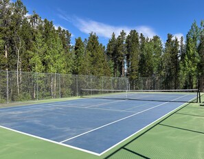 Sports court - Easy access to skiing & downtown Breck. Pool + hot tub. Family friendly. (Breckenridge)