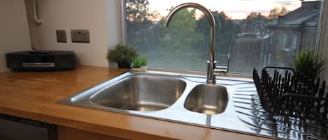 Kylskåp, mikrovågsugn, ugn och spishäll