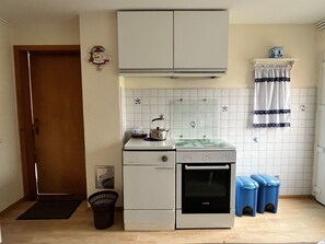 Een koelkast, een magnetron, een oven, een koffiezetapparaat/waterkoker