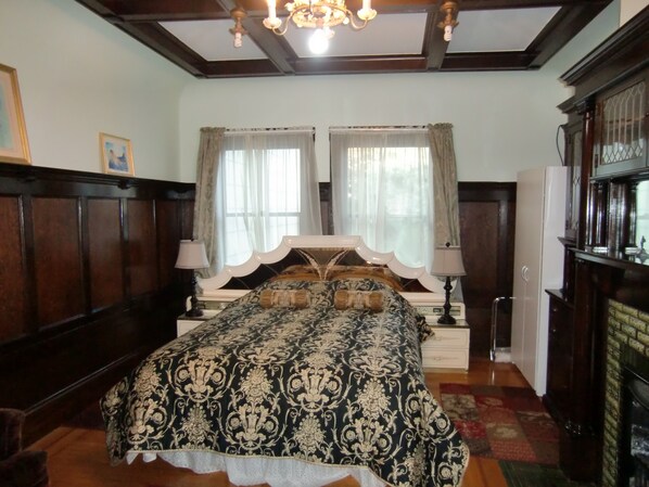 2 habitaciones, escritorio, tabla de planchar con plancha y wifi gratis 