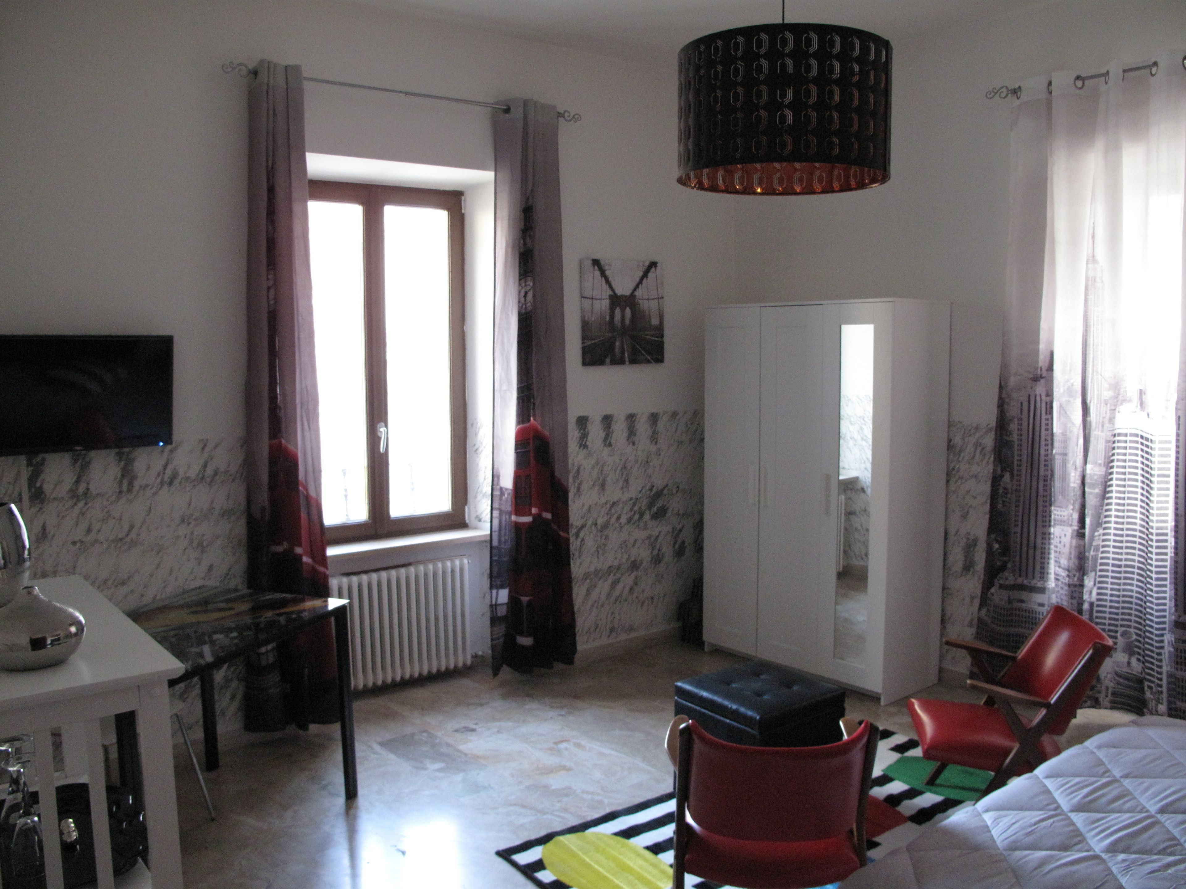 Habitación clásica doble, baño compartido | Decoración individual, mobiliario individual, escritorio