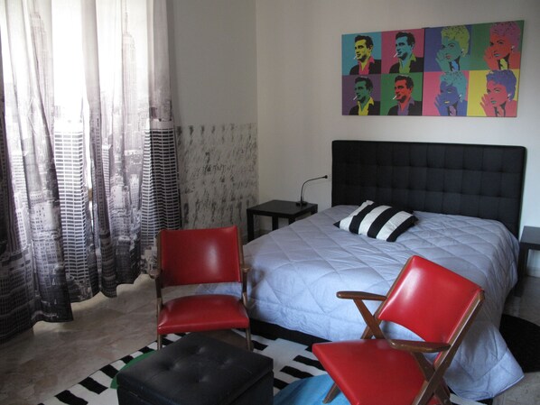 Decoración personalizada, muebles diferentes y escritorio 