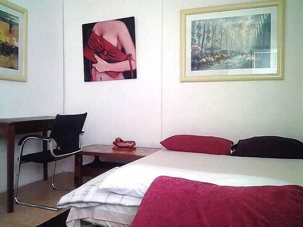 Comfort Room, Private Bathroom | Blackout drapes, free WiFi, bed sheets - ollic (Dakar)
