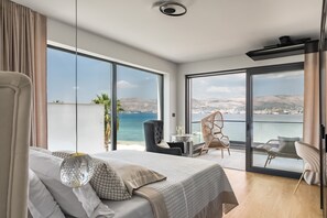 8 bedrooms, in-room safe, desk, soundproofing