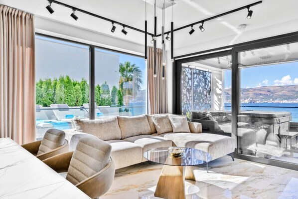 Smart TV, lettore DVD, giocattoli, libri