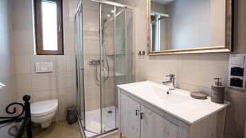 Lägenhet (1) | Badrum | Dusch, hårtork och handdukar