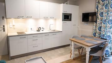 Apartemen (2) | Dapur kecil pribadi | Lemari es, microwave, kompor, dan mesin pencuci piring