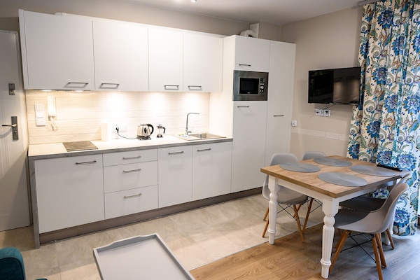 Apartamento (2) | Cozinha americana privada | Geladeira, micro-ondas, cooktop, lava-louças