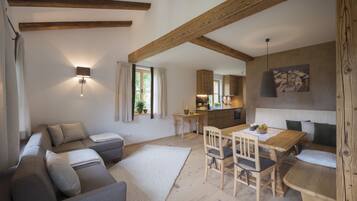 Leilighet, 1 soverom, balkong (Cleaning Fee EUR 70,00) | Oppholdsområde | En 100-centimeters Flatskjerm-TV med Parabol-TV samt TV