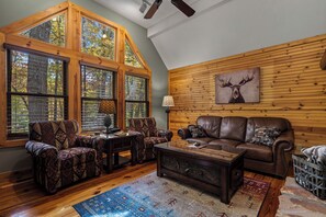 Una televisión, una chimenea