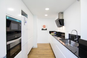 Fridge, microwave, oven, coffee/tea maker - Blue Horizon Las Canteras (Las Palmas de Gran Canaria)