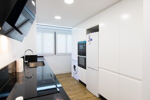 Een koelkast, een microgolfoven, een oven