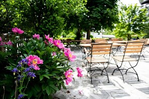 Ein Garten mit Bänken und blühenden Pflanzen.