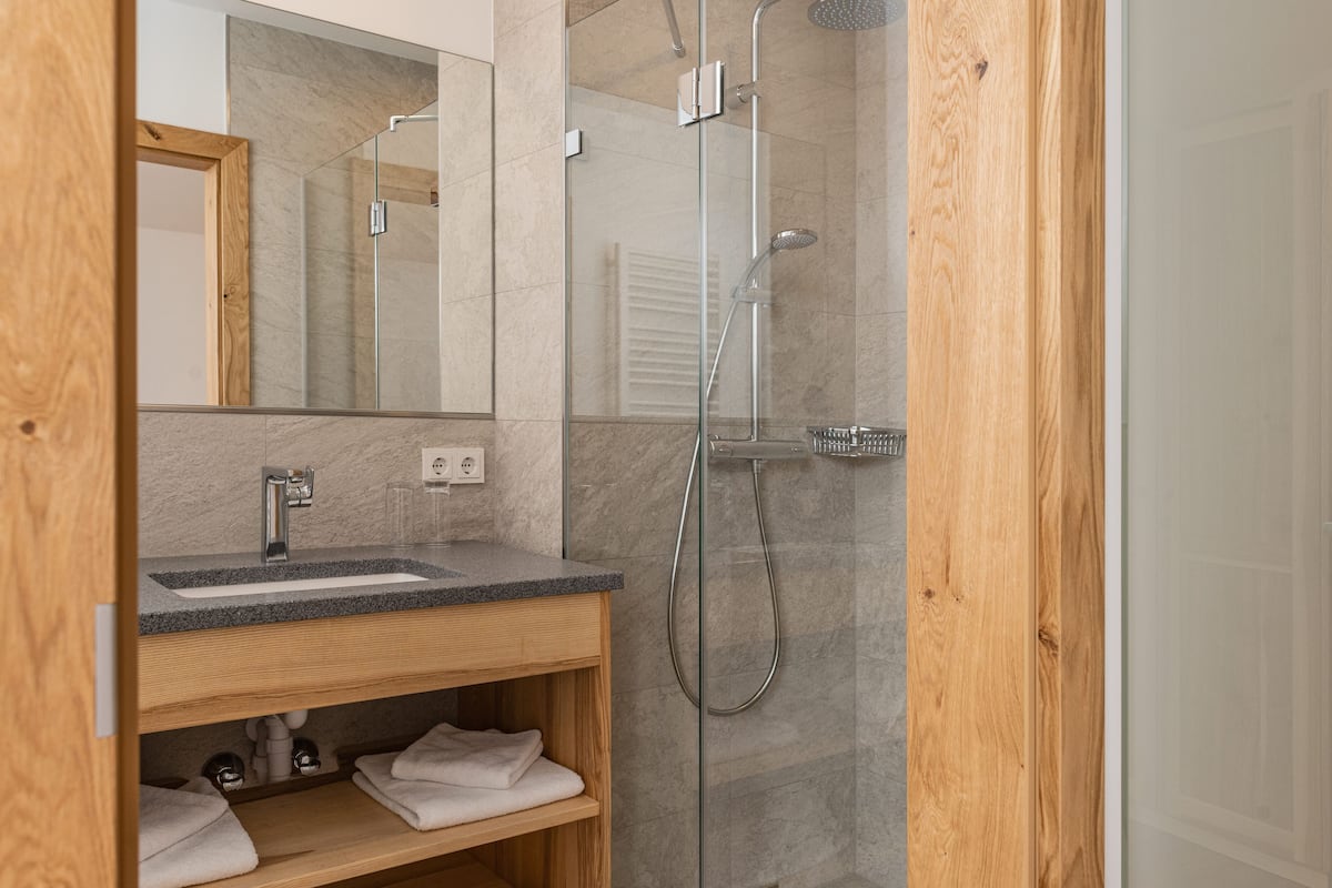 comfort double room | bathroom | hair dryer, towels, soap, shampoo