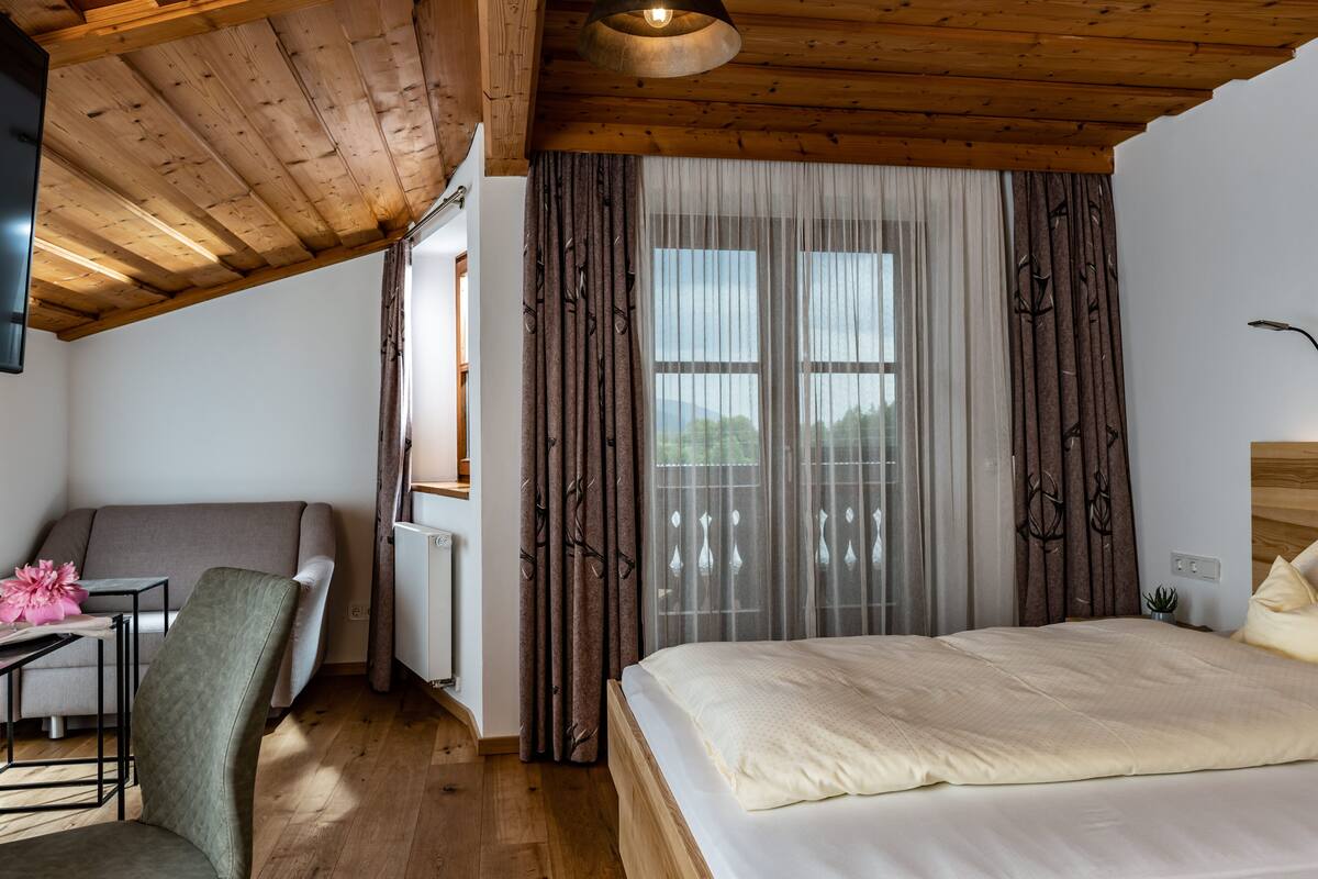 Ein Zimmer mit einem Bett, einem Schreibtisch und einem Stuhl.