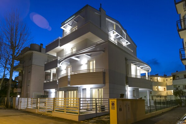 Fassade der Unterkunft – Abend/Nacht