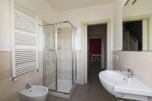 Shower, pengering rambut, kloset, dan handuk
