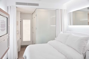 Premium bedding, memory-foam beds, laptop workspace, soundproofing - YOTELAIR Istanbul Airport AIRSIDE (Arnavutköy)