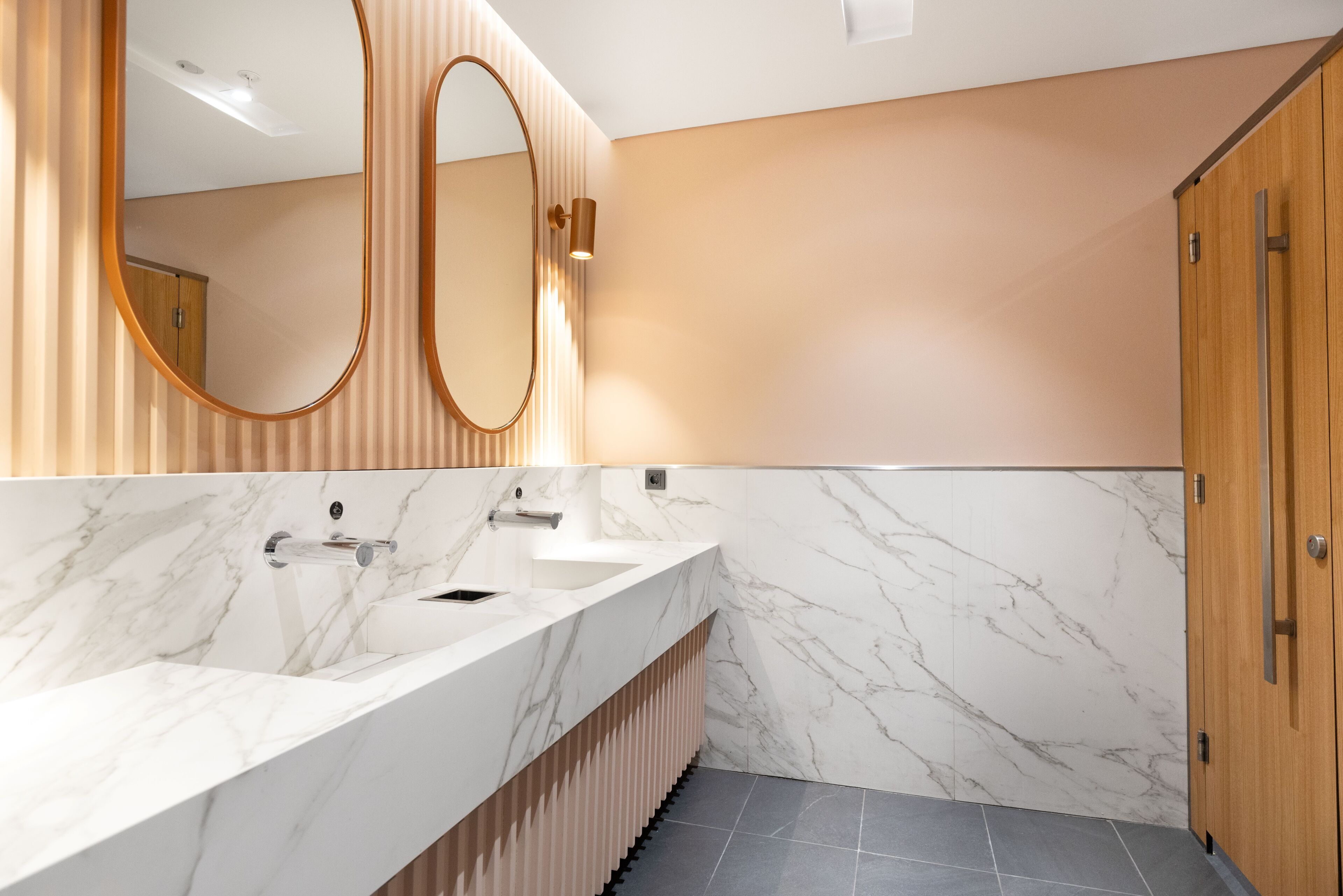 recharge cabin | bathroom | hair dryer, towels, soap, shampoo