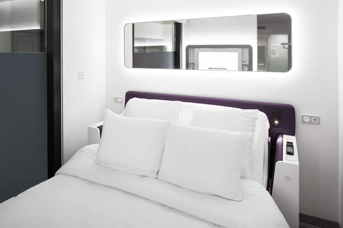 Premium Plus Queen | 1 Schlafzimmer, hochwertige Bettwaren, Betten mit Memory-Foam-Matratzen