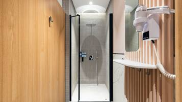 Recharge Cabin | Badezimmer | Haartrockner, Hausschuhe, Handtücher, Seife