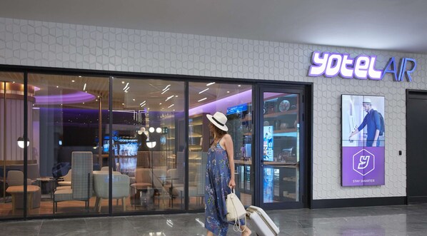 A transit hotel with a Duty-Free area. - YOTELAIR Istanbul Airport AIRSIDE (Arnavutköy)