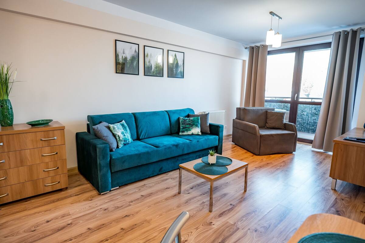 Lägenhet (128B) | Vardagsrum | 30-tums platt-tv med kabelkanaler, tv och dvd-spelare