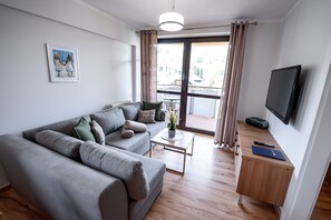 Departamento (126B) | Área de sala de estar | Televisión de pantalla plana de 30 pulgadas con canales por cable