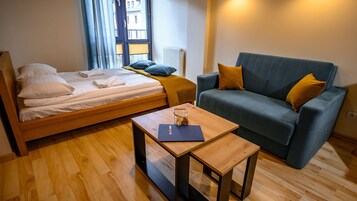 开间 (32A) | 起居区 | 30-英寸纯平电视（配备有线频道）、电视、DVD 播放器