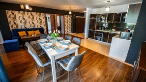 Apartment (66A) | Living area | 30-inch flat-screen TV with cable channels, TV, DVD player - Sun & Snow Centrum Piłsudskiego (Krynica-Zdroj)