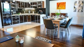 Apartemen (66A) | Dapur pribadi | Lemari es, kompor, ketel listrik, dan peralatan masak/sendok-piring