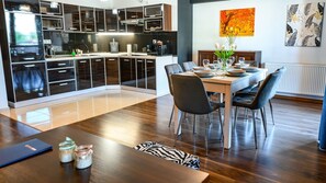 Apartment (66A) | Eigene Küche | Kühlschrank, Herdplatte, Wasserkocher, Kochgeschirr/Geschirr/Besteck