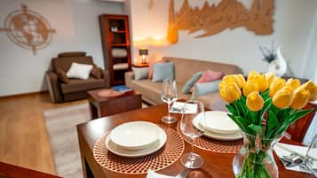 Apartment (130B) | Essbereich im Zimmer