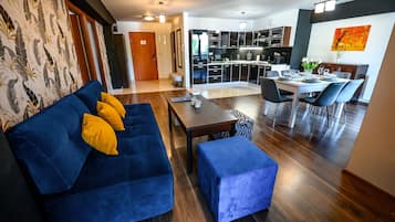 Apartment (66A) | Wohnbereich | 30-Zoll-Flachbildfernseher mit Kabelempfang, Fernseher, DVD-Player