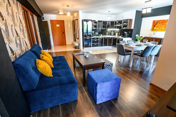 Căn hộ (66A) | Khu phòng khách | TV màn hình phẳng 30-inch có truyền hình cáp, TV, đầu đĩa DVD