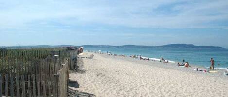 على الشاطئ، كراسي للتشمس