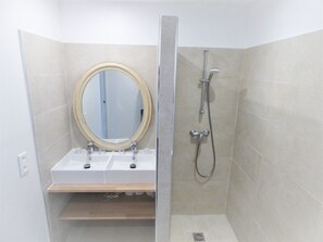 Baignoire, sèche-cheveux, serviettes fournies