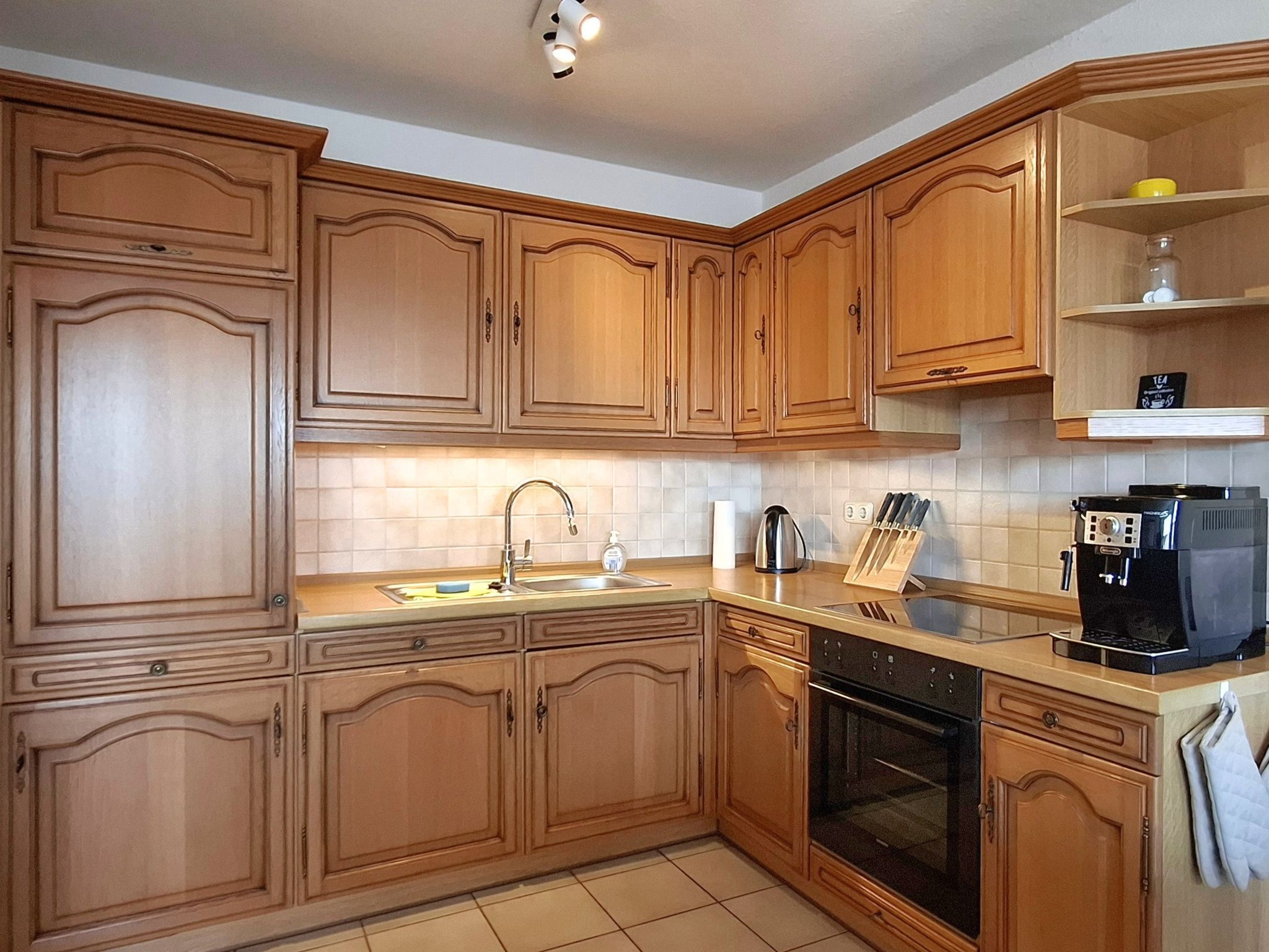 Kühlschrank, Mikrowelle, Ofen, Wasserkocher mit Kaffee-/Teezubehör