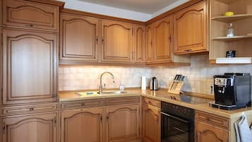 Fridge, microwave, oven, coffee/tea maker