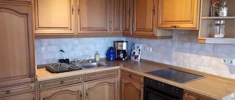 Fridge, microwave, oven, coffee/tea maker