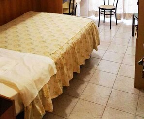 Rollaway beds, free WiFi, bed sheets - Hotel Sara (Turin)