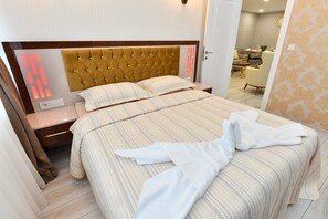 In-room safe, desk, free WiFi, bed sheets - Sea Moon Hotel (Istanbul)