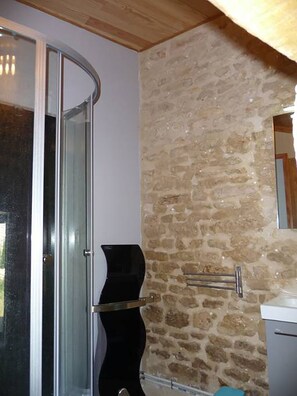 Doppel- oder Zweibettzimmer (La Chèvre de M. Seguin) | Badezimmer | Dusche, Handtücher, Seife, Toilettenpapier