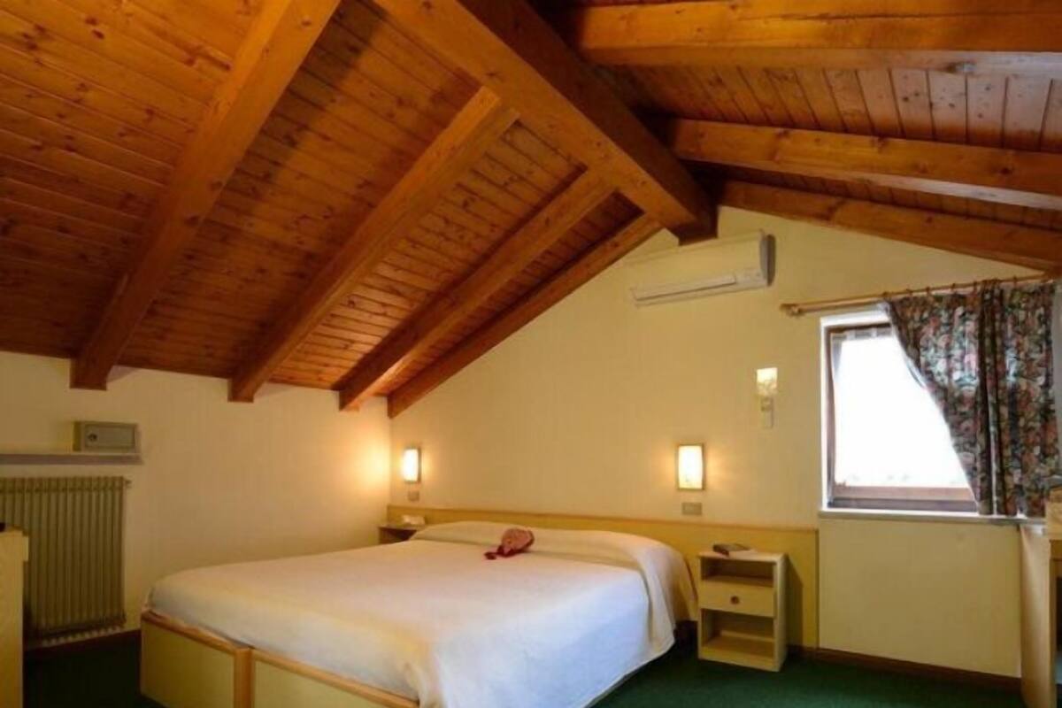 Triple Room | In-room safe, free WiFi, bed sheets