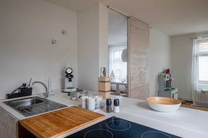 Fridge, oven, dishwasher, coffee/tea maker