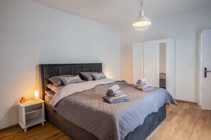 2 Schlafzimmer, Reisekinderbett, WLAN, Bettwäsche